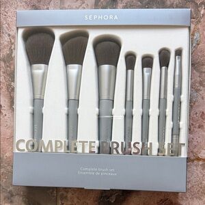 New in box Sephora 7 piece brush set.